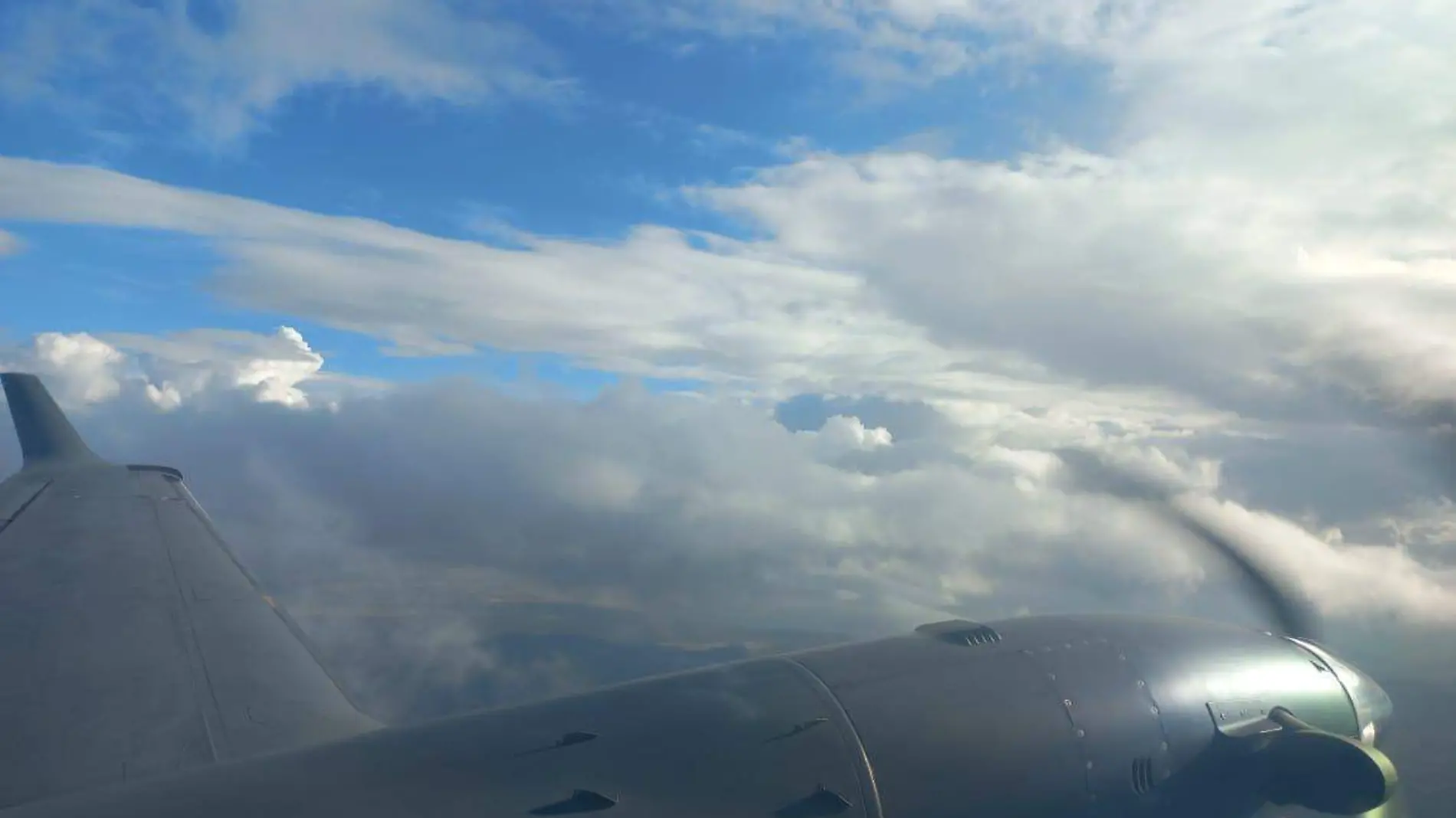 bombardeo de nubes vuelos